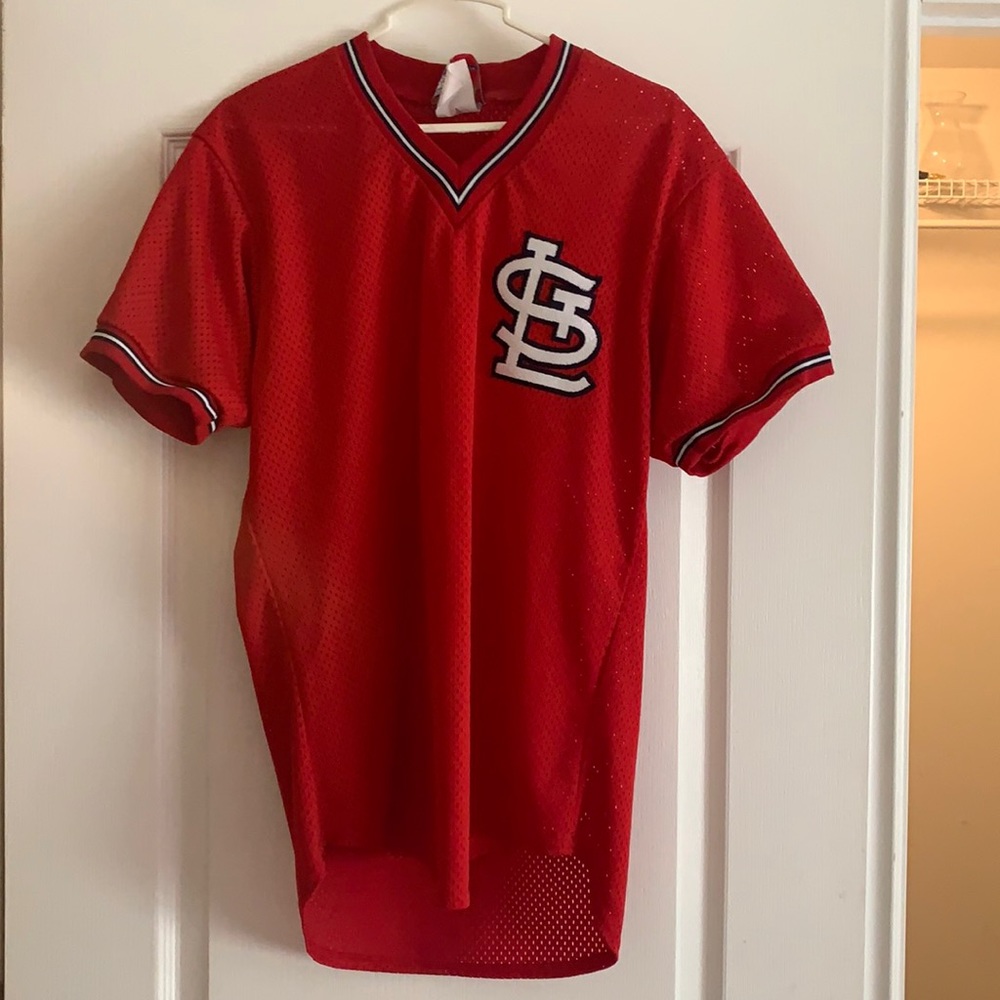 Men’s red St Louis Cardinals shirt.